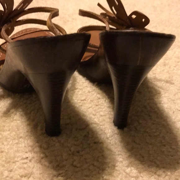 Size 7 1/2 heels with a flower on the side - Picture 4 of 4